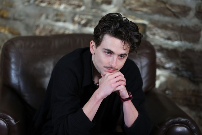 Film ini bercerita tentang perjalanan karier musisi legendaris Bob Dylan sejak usia 19 tahun. Bagaimana dia sempat menuai kontroversi karena menggunakan gitar listrik menjadi musik folk. Foto: Adam Bettcher/Getty Images