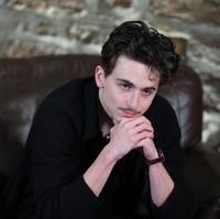 Film ini bercerita tentang perjalanan karier musisi legendaris Bob Dylan sejak usia 19 tahun. Bagaimana dia sempat menuai kontroversi karena menggunakan gitar listrik menjadi musik folk. Foto: Adam Bettcher/Getty Images