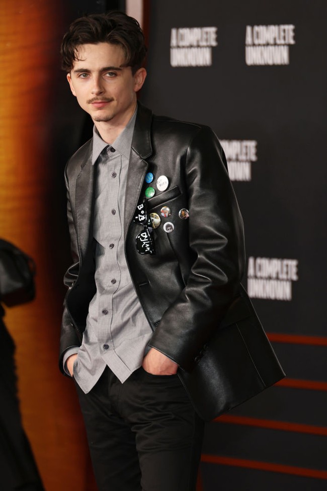 Kumis ini tidak terlalu mencolok, tetapi cukup untuk menambah karakter dan kedewasaan pada wajahnya. Foto: Kayla Oaddams/WireImage