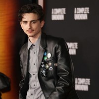 Kumis ini tidak terlalu mencolok, tetapi cukup untuk menambah karakter dan kedewasaan pada wajahnya. Foto: Kayla Oaddams/WireImage