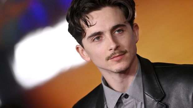 HOLLYWOOD, CALIFORNIA - DECEMBER 10: Timothée Chalamet attends the Los Angeles Premiere of Searchlight Pictures 