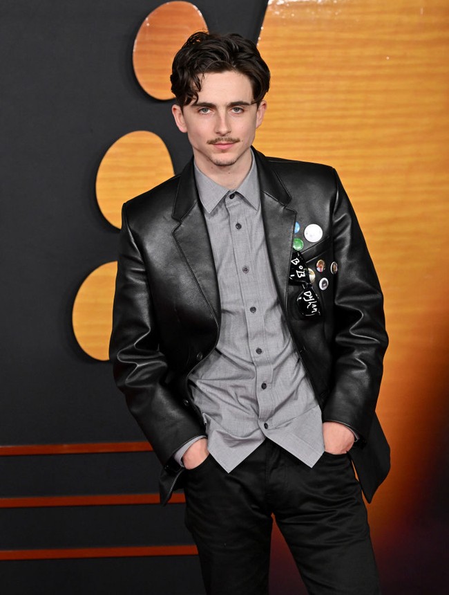 Timothee Chalamet mencuri atensi di red carpet premiere film terbarunya, ‘A Complete Unknown’. Dia memperlihatkan transformasi gaya yang signifikan dibandingkan penampilan sebelumnya. Foto: Axelle/Bauer-Griffin/FilmMagic