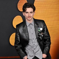 Timothee Chalamet mencuri atensi di red carpet premiere film terbarunya, ‘A Complete Unknown’. Dia memperlihatkan transformasi gaya yang signifikan dibandingkan penampilan sebelumnya. Foto: Axelle/Bauer-Griffin/FilmMagic