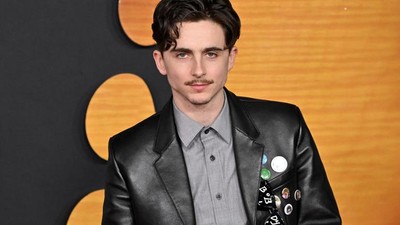 7 Penampilan Beda Timothee Chalamet Berkumis Tipis, dari Boyish Kini Dewasa