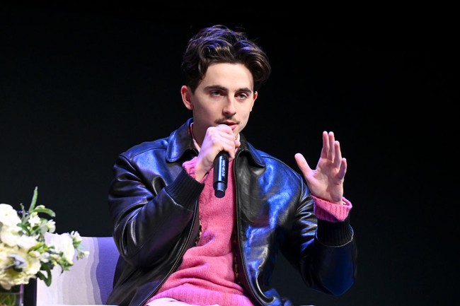 Gaya rambut belah tengah yang ditata acak memberikan kesan effortless tapi di saat yang sama juga elegan. Foto: Paras Griffin/Getty Images