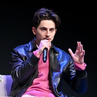 Gaya rambut belah tengah yang ditata acak memberikan kesan effortless tapi di saat yang sama juga elegan. Foto: Paras Griffin/Getty Images