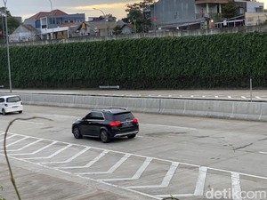 Mobil XForce Tertimpa Pelat Besi di Tol Andara Sudah Dievakuasi, Lalin Lancar