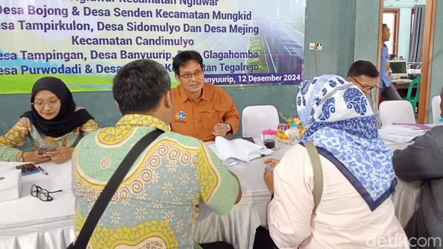 Suasana pembayaran UGR di Balai Desa Banyuurip, Kecamatan Tegalrejo, Kabupaten Magelang, Kamis (12/12/2024).
