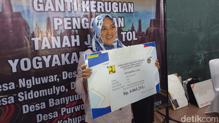 Tri Wahyuni (43) yang datang dari Brunei Darussalam untuk menerima UGR di Balai Desa Banyuurip, Kecamatan Tegalrejo, Kabupaten Magelang, Kamis (12/12/2024).