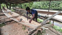 Perajin menyelesaikan pembuatan perahu motor atau piyau di tepi Sungai Subayang dalam kawasan Suaka Margasatwa Bukit Rimbang Bukit Baling (SM BRBB).