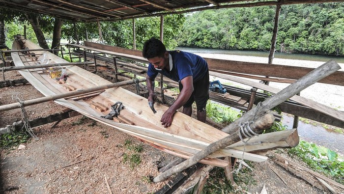 Pengajin menyelesaikan pembuatan perahu motor atau piyau di tepi Sungai Subayang dalam kawasan Suaka Margasatwa Bukit Rimbang Bukit Baling (SM BRBB) Desa Muara Bio, Kampar, Riau, Rabu (11/12/2024). Piyau masih menjadi satu-satunya moda transportasi yang bisa digunakan oleh warga dari tujuh desa yang berada dalam kawasan SM BRBB dan beberapa desa penyangga karena tidak adanya jalur penghubung darat. ANTARA FOTO/Wahdi Septiawan/tom.