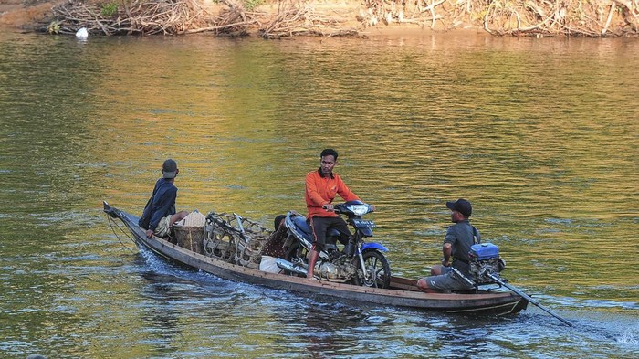 Transportasi warga di desa penyangga kawasan suaka margasatwa Pengajin menyelesaikan pembuatan perahu motor atau piyau di tepi Sungai Subayang dalam kawasan Suaka Margasatwa Bukit Rimbang Bukit Baling (SM BRBB) Desa Muara Bio, Kampar, Riau, Rabu (11/12/2024). Piyau masih menjadi satu-satunya moda transportasi yang bisa digunakan oleh warga dari tujuh desa yang berada dalam kawasan SM BRBB dan beberapa desa penyangga karena tidak adanya jalur penghubung darat. ANTARA FOTO/Wahdi Septiawan/tom.