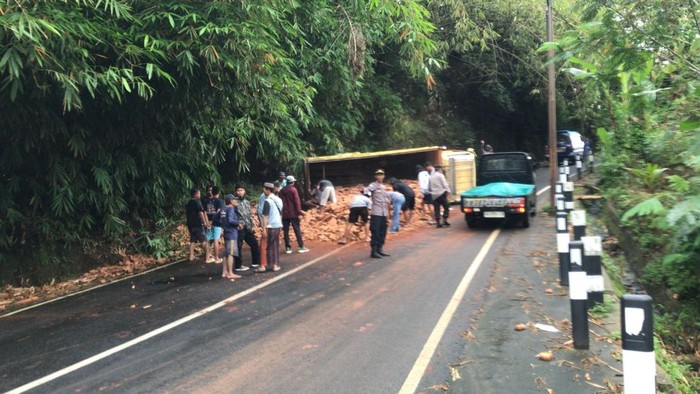 Truk terguling di Jalan Bandongan, Magelang, Kamis (12/12/2024).