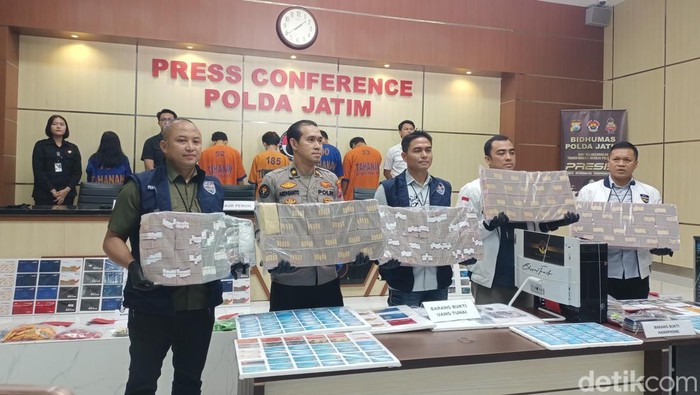 Uang yang diamankan dari tersangka sindikat judi online internasional yang diungkap Polda Jatim.
