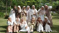 Suasana alam luas dengan hamparan pohon pinus