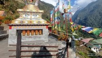 Melewati Stupa Budha yg sangat cantik