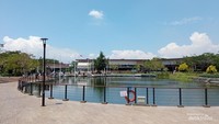 Suasana Danau dengan dikelilingi air mancur