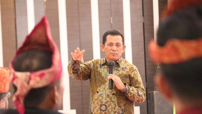 Gubernur Kepri, Ansar Ahmad Putuskan kenaikan UMP sebesar 6,5 persen.