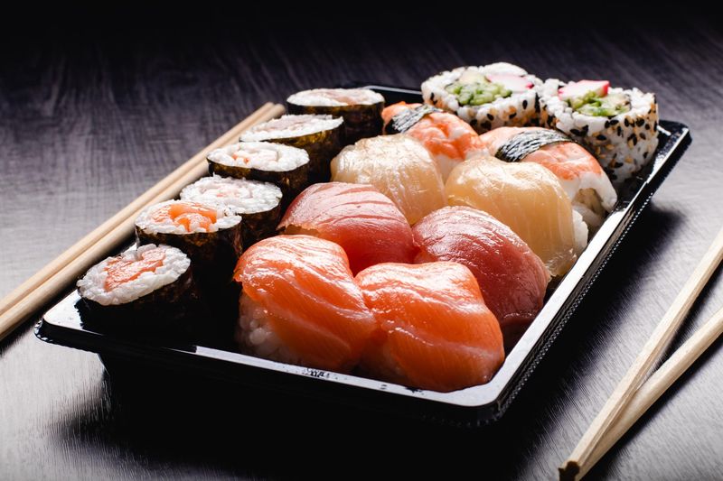 Wadah sushi dari plastik hitam seperti ini bisa saja terkontaminassi bahan berbahaya.