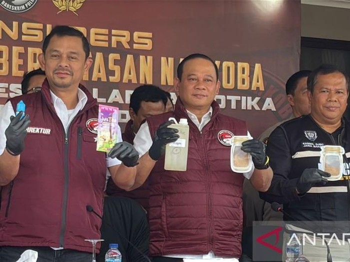 Wakabareskrim Polri Irjen Pol. Asep Edi Suheri (tengah) saat ungkap kasus laboratorium narkotika happy water dan liquid di Kabupaten Bandung, Jawa Barat, Kamis (12/12/2024).