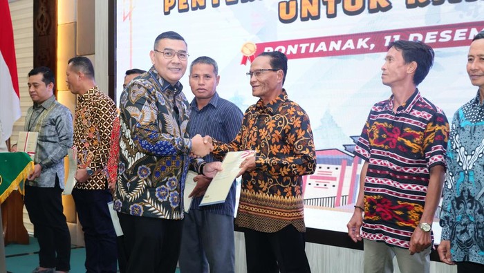 Wamen ATR/BPN Ossy Dermawan menyerahkan sertifikat tanah elektronik di Kalimantan Barat
