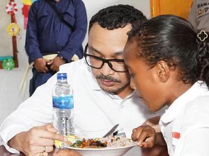 Giring Tengok Uji Coba Makan Bergizi Gratis Pakai Menu Lokal di Lembata