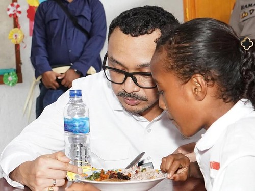 Wamen Kebudayaan, Giring Ganesha Djumaryo, meninjau uji coba program makan bergizi gratis di SD Inpres Merdeeka, Lembata, NTT, Rabu (11/12/2024). (Dok. Instagram @giring)