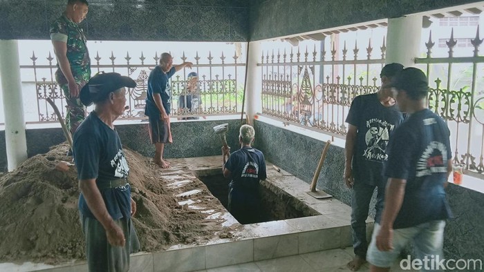 Warga menggali makam untuk almarhum Warseno Slank di Juwiring, Klaten, Kamis (12/12/2024).