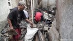 Warga Pungut Puing-puing Sisa Kebakaran Kemayoran