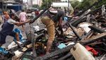 Warga Pungut Puing-puing Sisa Kebakaran Kemayoran