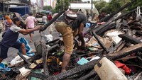Kayu yang terbakar dikumpulkan di satu tempat. 