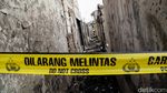 Warga Pungut Puing-puing Sisa Kebakaran Kemayoran