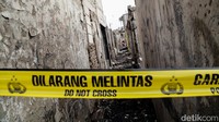Api diduga berasal dari rumah seorang pengepul sampah plastik. Rumah tersebut sudah digaris polisi. 
