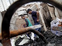 Warga Pungut Puing-puing Sisa Kebakaran Kemayoran