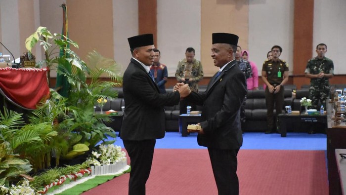 Yosep Supandi (kanan) berjabat tangan dengan Ketua DPRD Manggarai Barat Benediktus Nurdin seusai pelantikan sebagai anggota DPRD periode 2024-2029, Kamis (12/12/2024).