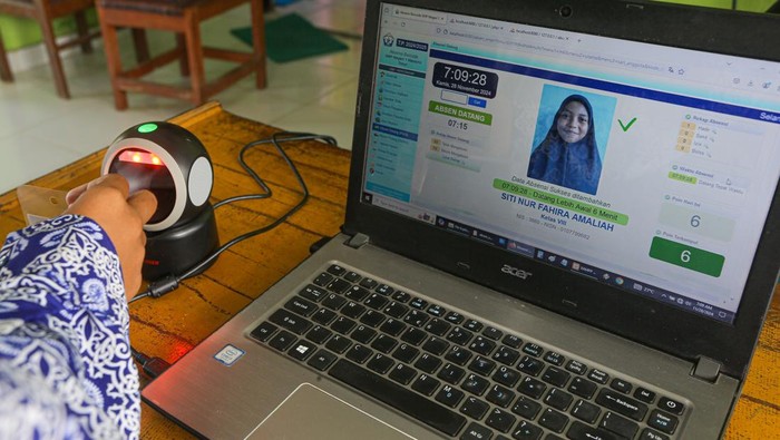 Absensi dengan barcode SMP di Wawonii Timur