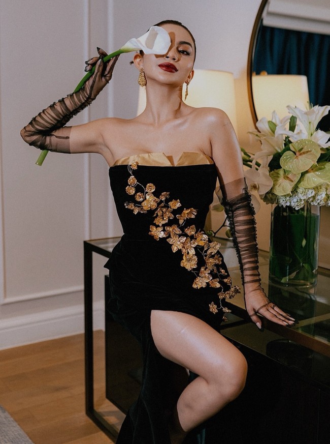 Untuk riasan wajah, Ariel mempercayakan kepada MUA Andy Chun. Sementara rambutnya yang dibuat Updo ditata oleh Yez Hadjo Hair.  Foto: Instagram/@arieltatum