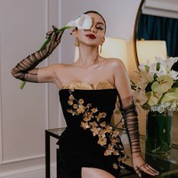 Untuk riasan wajah, Ariel mempercayakan kepada MUA Andy Chun. Sementara rambutnya yang dibuat Updo ditata oleh Yez Hadjo Hair.  Foto: Instagram/@arieltatum