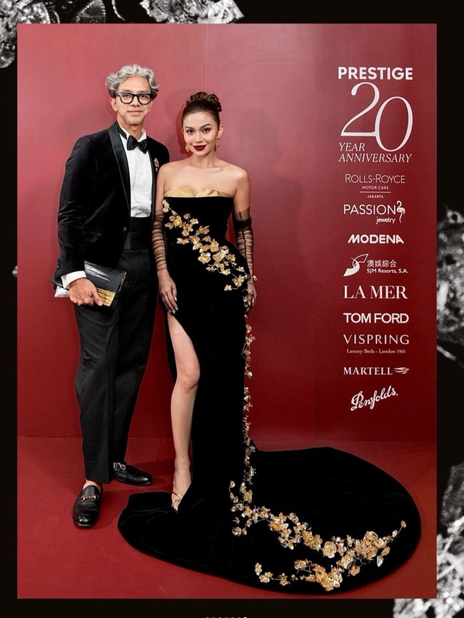 Gaun tersebut juga tampak memiliki buntut yang membuat penampilan Ariel Tatum jadi semakin anggun. Di dalam beberapa foto yang dibagikan terlihat Ariel yang berpose bersama desainer gaunnya yang juga turut haddir di acara tersebut, Didiet Maulana. Foto: Instagram/@arieltatum