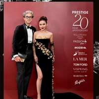 Gaun tersebut juga tampak memiliki buntut yang membuat penampilan Ariel Tatum jadi semakin anggun. Di dalam beberapa foto yang dibagikan terlihat Ariel yang berpose bersama desainer gaunnya yang juga turut haddir di acara tersebut, Didiet Maulana. Foto: Instagram/@arieltatum