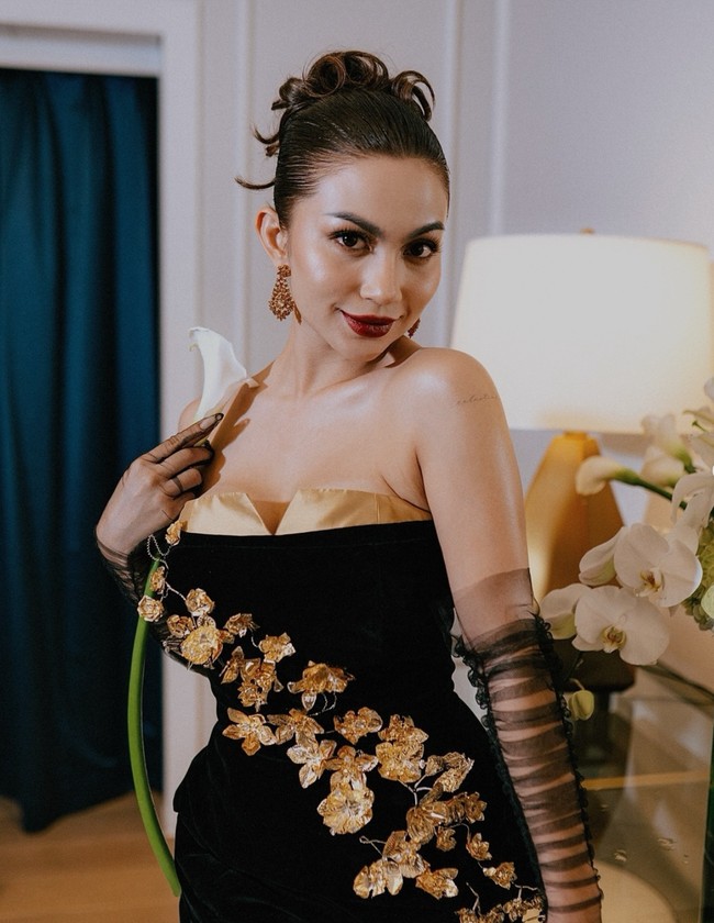 Ariel Tatum tampil menawan saat menghadiri sebuah acara baru-baru ini. Mengenakan gaun kemben berwarna hitam dipadukan dengan pulasan makeup dan gaya rambut Hollywood Klasik tahun 1950-an, pesona Ariel bikin terpana. Foto: Instagram/@arieltatum