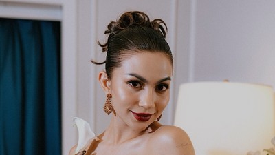 7 Pesona Ariel Tatum Tampil Dengan Riasan Hollywood Klasik Tahun 1950-an