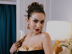 7 Pesona Ariel Tatum Tampil Dengan Riasan Hollywood Klasik Tahun 1950-an