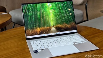 Layar Zenbook S 14 OLED sudah tersertifikasi Pantone Validated dan DisplayHDR True Black 500 untuk kontras dan kedalaman warna hitam yang optimal. Sementara audionya punya empat speaker yang tersertifikasi Harman Kardon dan didukung Dolby Atmos, laptop tipis ini menghadirkan suara yang kaya dan mendalam. Foto: Adi Fida Rahman/detikINET