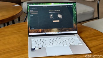 Laptop ini dilengkapi dengan vapor chamber ultra-tipis serta dua kipas IceBlade yang memungkinkan pendinginan efisien tanpa bising. ASUS bahkan menerapkan teknologi ventilasi grille geometris yang unik di atas keyboard untuk meningkatkan aliran udara sehingga sistem pendinginannya dapat bekerja di bawah 25dB. Sistem pendinginan canggih ini membuat Zenbook S 14 OLED tetap nyaman digunakan bahkan dalam beban kerja intensif, menjadikannya pilihan tepat bagi pengguna yang membutuhkan kinerja tinggi tanpa mengorbankan kenyamanan. Foto: Adi Fida Rahman/detikINET