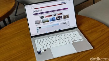 Laptop ini mengintegrasikan sistem keamanan Microsoft Pluton yang mampu melindungi data dari ancaman siber dengan menggabungkan lapisan keamanan perangkat keras dan perangkat lunak. Selain itu, fitur Windows Hello dengan kamera IR AiSense memungkinkan login wajah yang aman dan cepat. / Foto: Adi Fida Rahman/detikINET