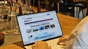 Asus menjual Zenbook S 14 OLED secara online dan offline. Harganya Rp 27.999.000. Setiap pembelian diberikan garansi global selama dua tahun. Selain itu dapat Asus VIP Perfect Warranty 1 tahun. Foto: Adi Fida Rahman/detikINET