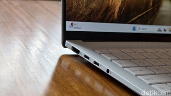 Di sisi kiri, port yang disediakan mencakup satu USB-A, dua USB-C Thunderbolt 4, satu HDMI, dan satu audio jack 3,5 mm. Sementara di bagian kanan hanya USB-C. Foto: Adi Fida Rahman/detikINET