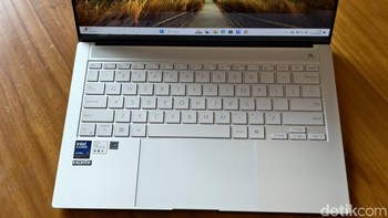 Terdapat tombol Copilot yang terintegrasi pada keyboard, pengguna dapat mengakses asisten Windows AI secara langsung untuk menyelesaikan berbagai tugas dengan lebih praktis. Foto: Adi Fida Rahman/detikINET