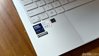 Asus menyokong Zenbook S 14 OLED prosesor Intel Core Ultra (Series 2) yang mampu menangani tugas berbasis AI hingga 47 TOPS NPU. Kemampuan ini memungkinkan laptop tipis ini memproses aplikasi cerdas dengan lebih cepat dan efisien, sehingga ideal bagi pengguna yang memerlukan dukungan AI PC untuk produktivitas sehari-hari. Foto: Adi Fida Rahman/detikINET